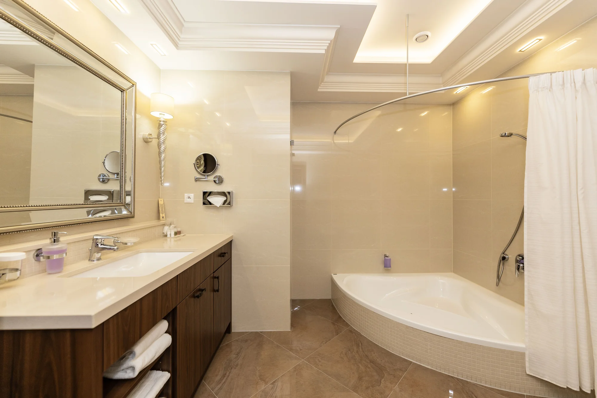 4* hotel ve Varech: skvělé jídlo, masáž, sauna i soukromé využití kina