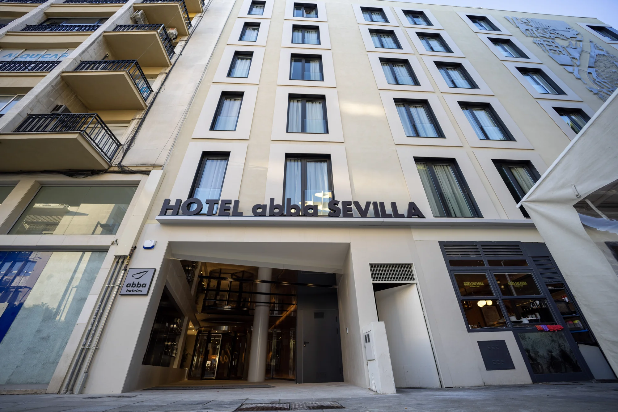 Moderní 4* hotel v centru španělské Sevilly se snídaní a bazénem