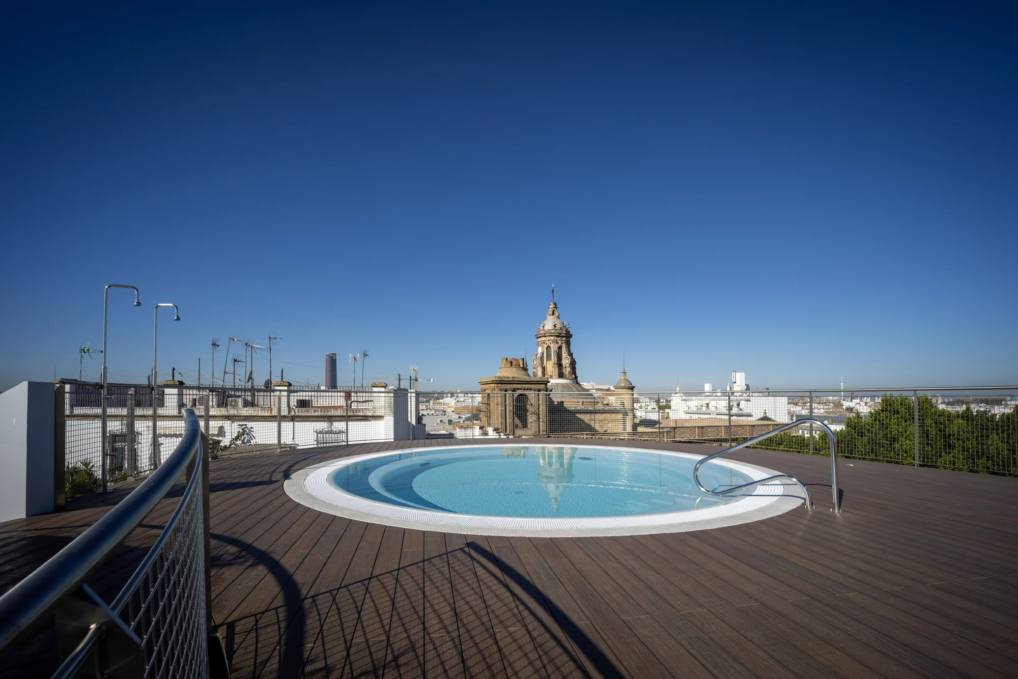 Moderní 4* hotel v centru španělské Sevilly se snídaní a bazénem