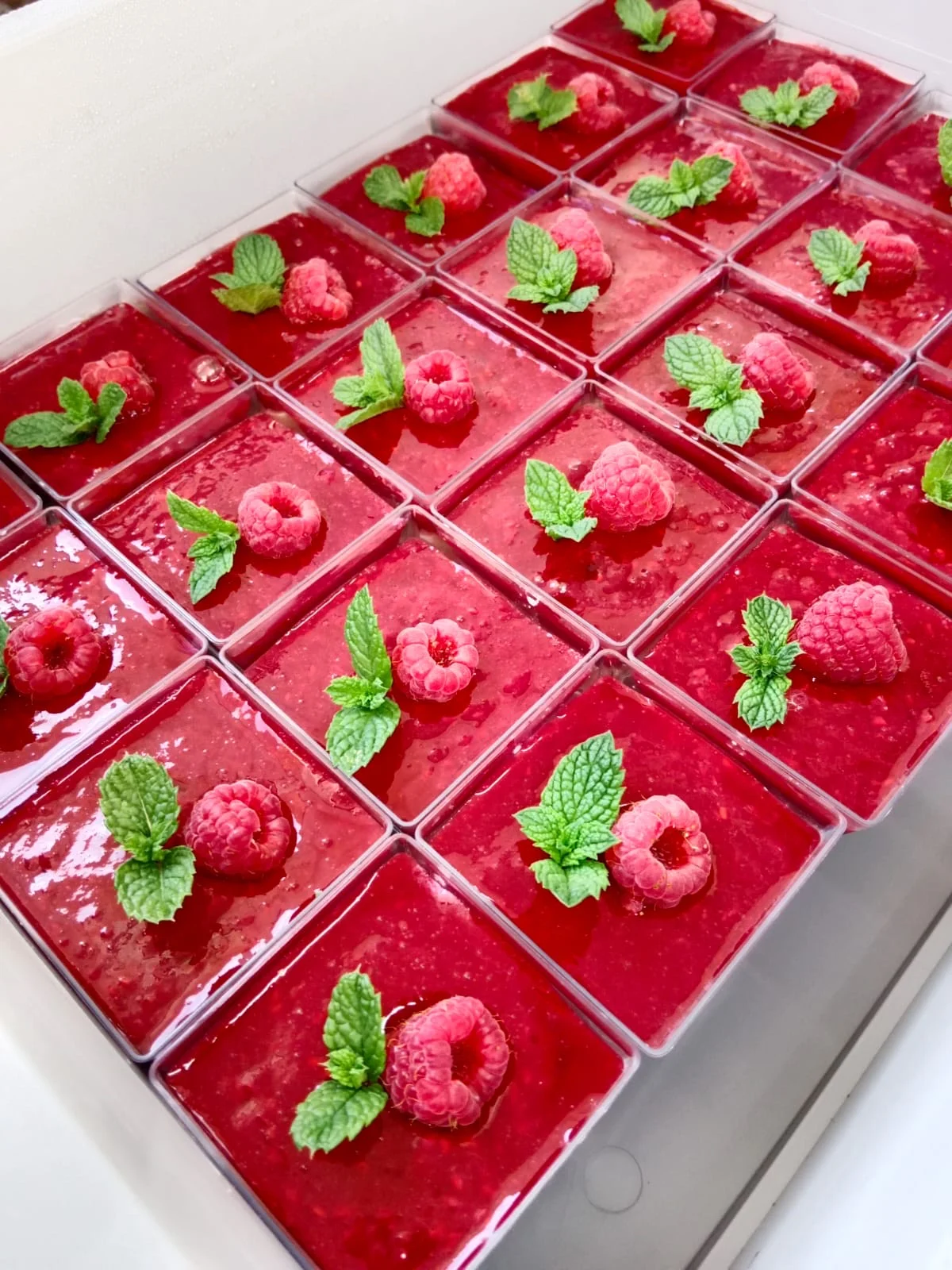 Dezert dle výběru a limonáda nebo káva v kavárně se solnou jeskyní