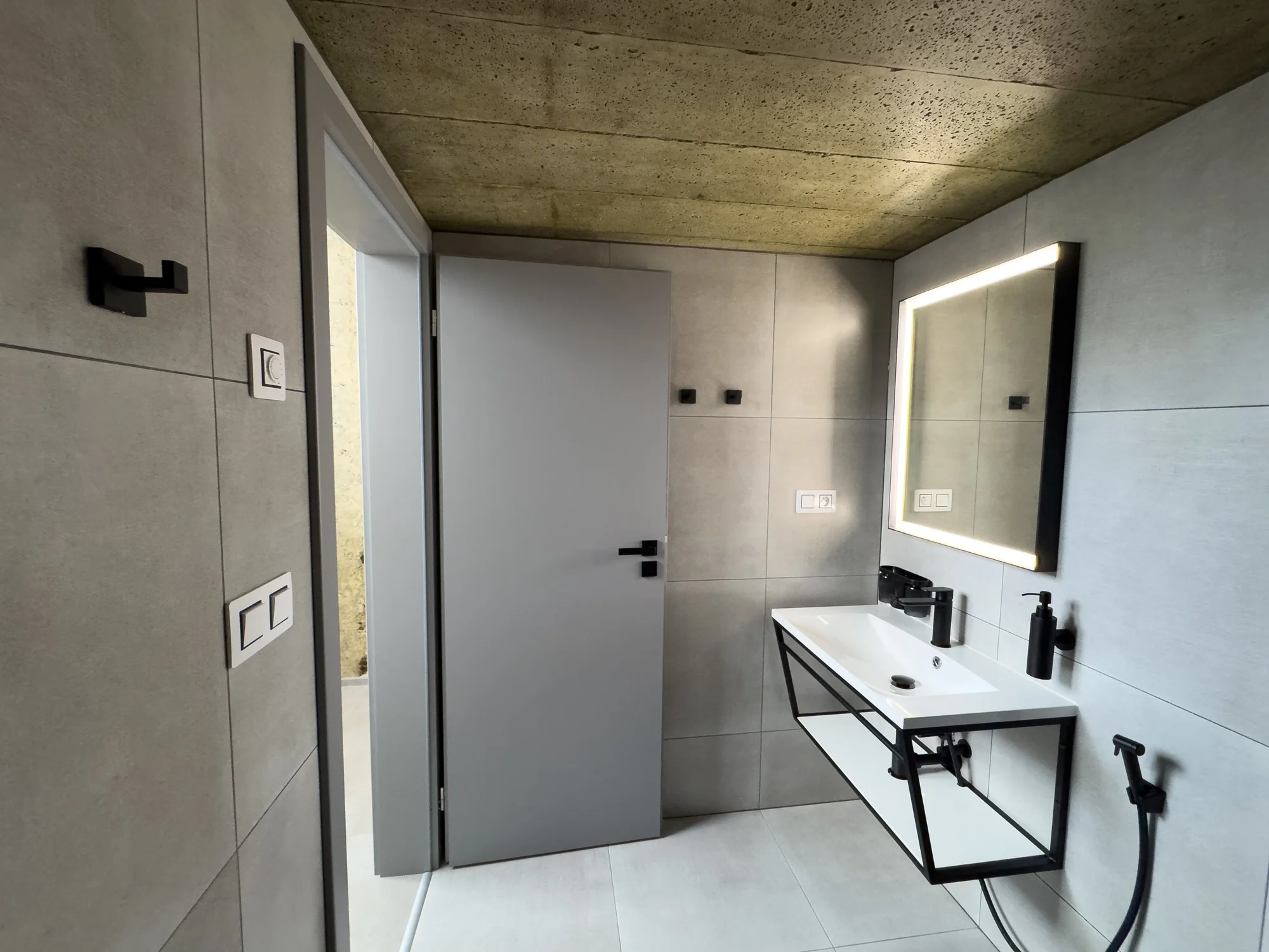 Pobyt v Klatovech v ikonické budově telekomunikace: možnost VIP prohlídky, blízko centra