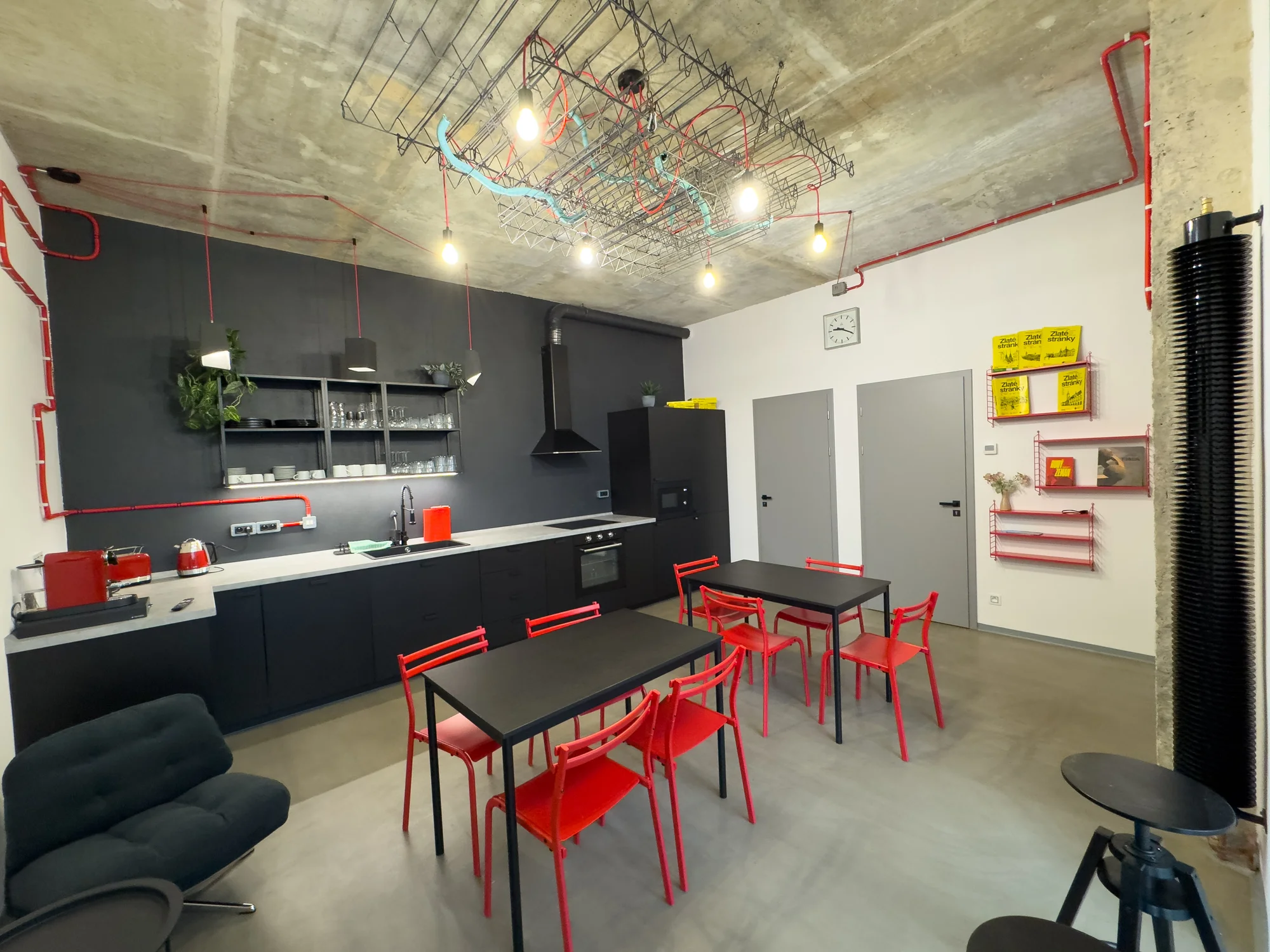 Pobyt v Klatovech v ikonické budově telekomunikace: možnost VIP prohlídky, blízko centra