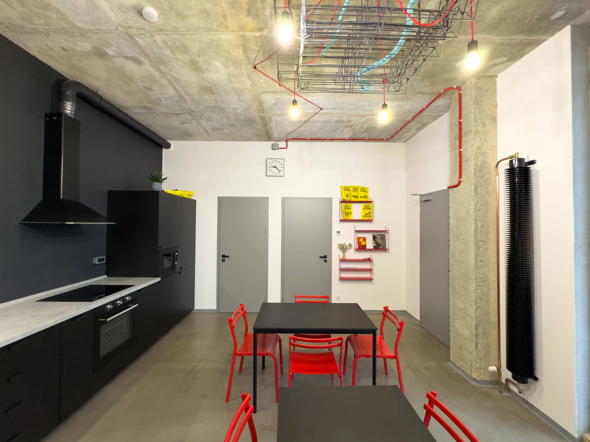 Pobyt v Klatovech v ikonické budově telekomunikace: možnost VIP prohlídky, blízko centra