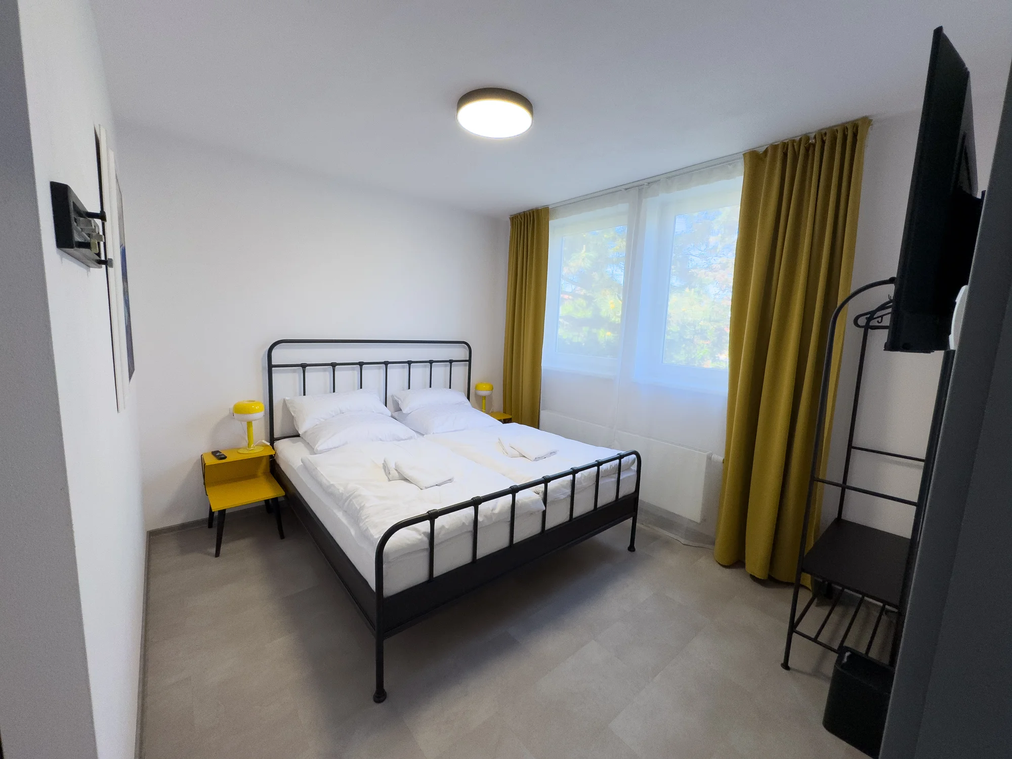 Pobyt v Klatovech v ikonické budově telekomunikace: možnost VIP prohlídky, blízko centra