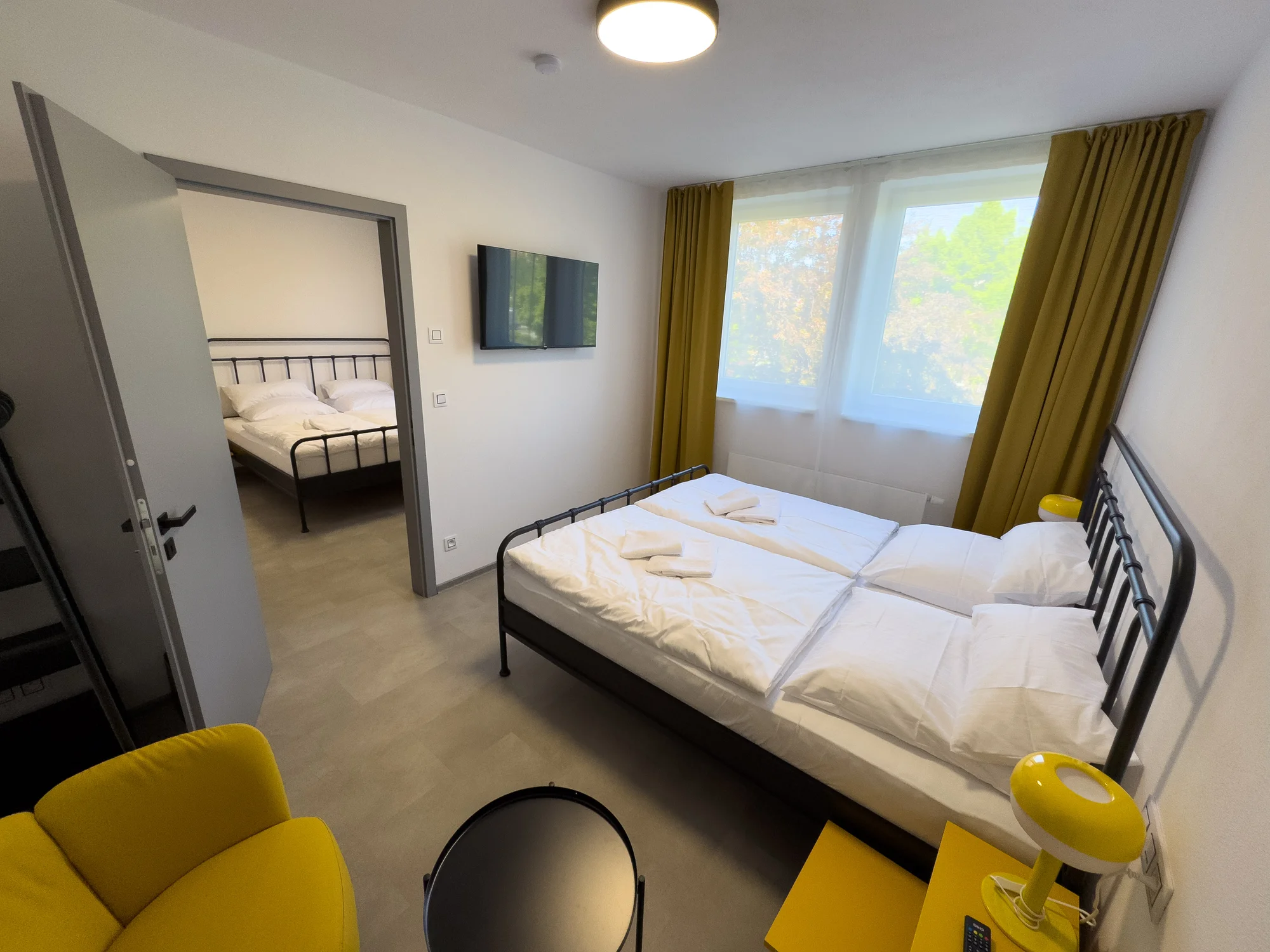 Pobyt v Klatovech v ikonické budově telekomunikace: možnost VIP prohlídky, blízko centra