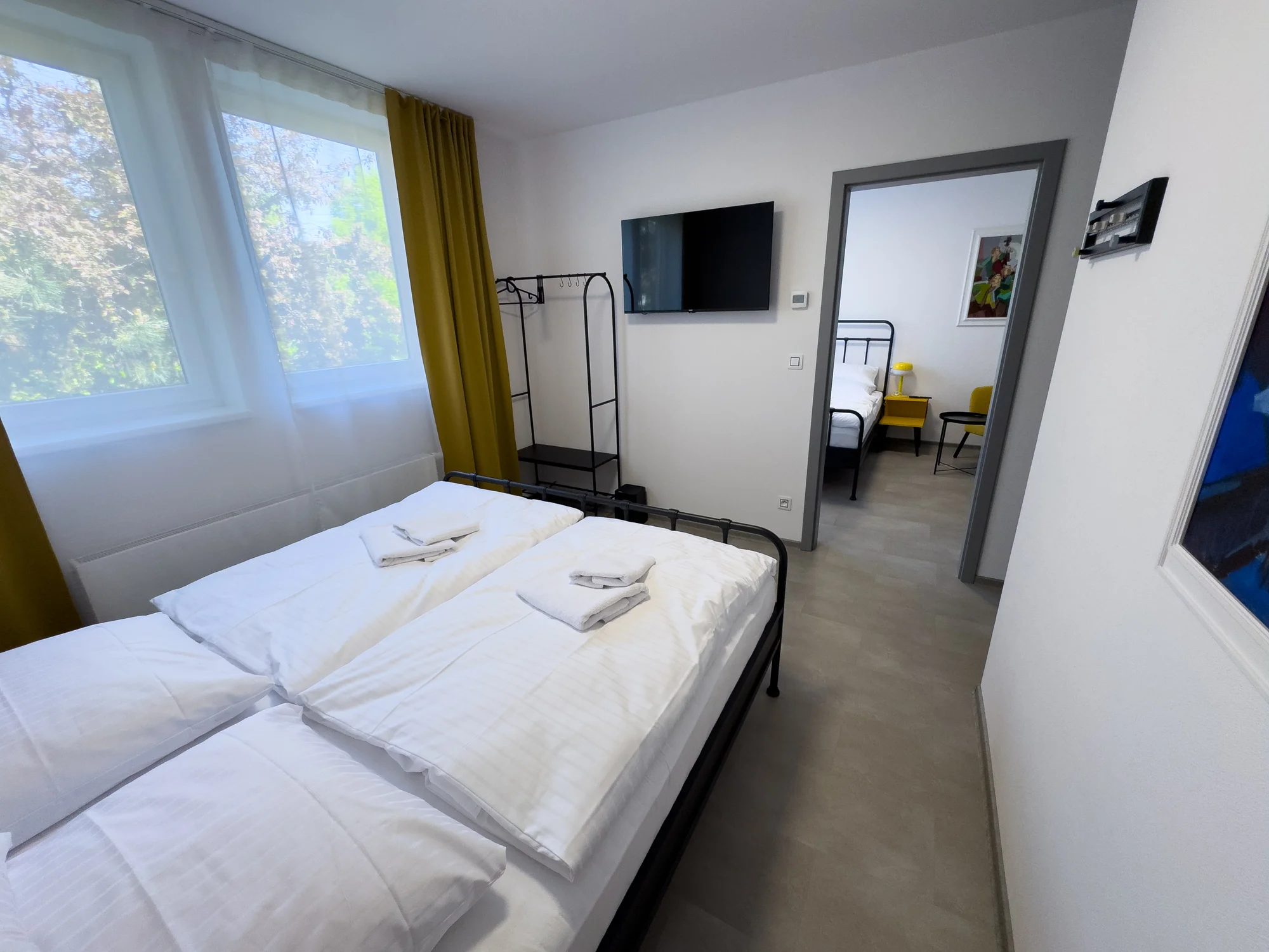 Pobyt v Klatovech v ikonické budově telekomunikace: možnost VIP prohlídky, blízko centra