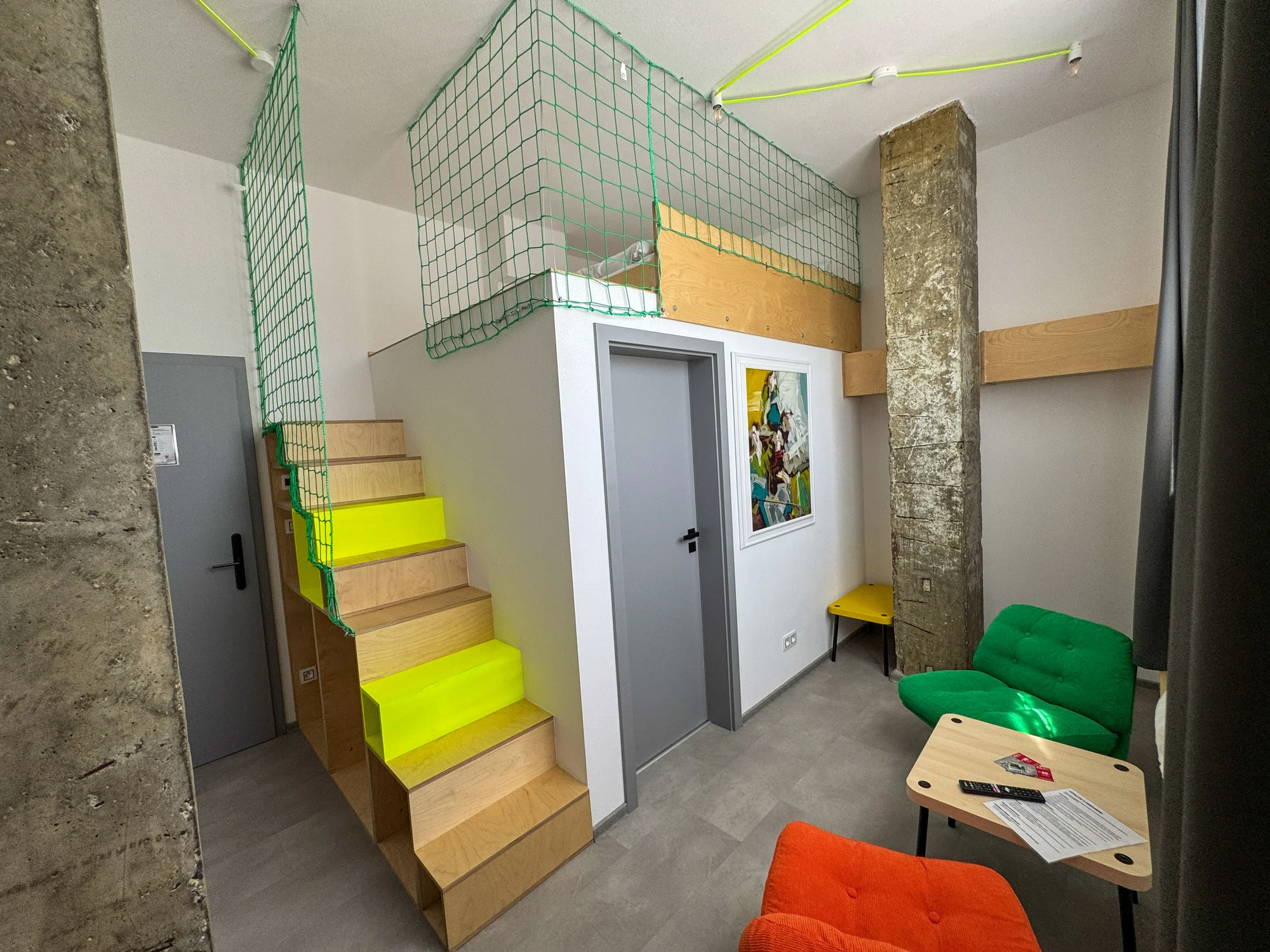 Pobyt v Klatovech v ikonické budově telekomunikace: možnost VIP prohlídky, blízko centra