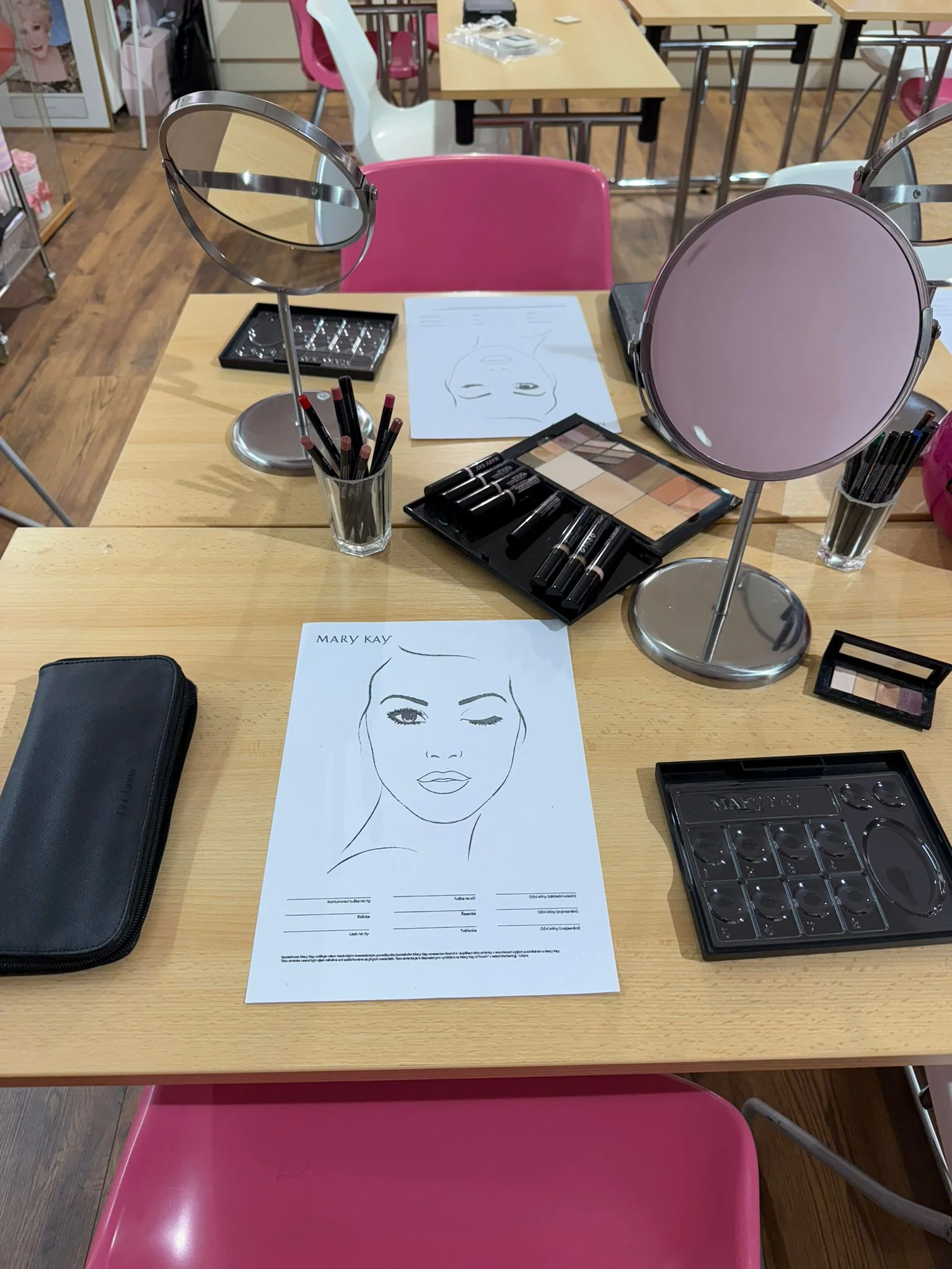 Kurz líčení pro 1 či 2 osoby s profesionální vizážistkou i vč. balíčku kosmetiky