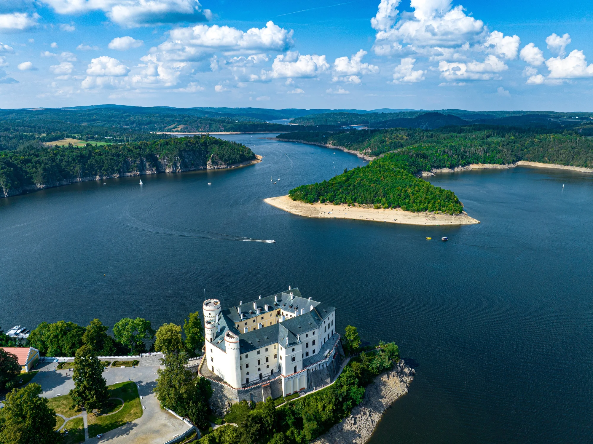 Příjemný penzion u Orlíku: bez jídla či s jídlem, venkovní bazén, zahrada i sportovní vyžití