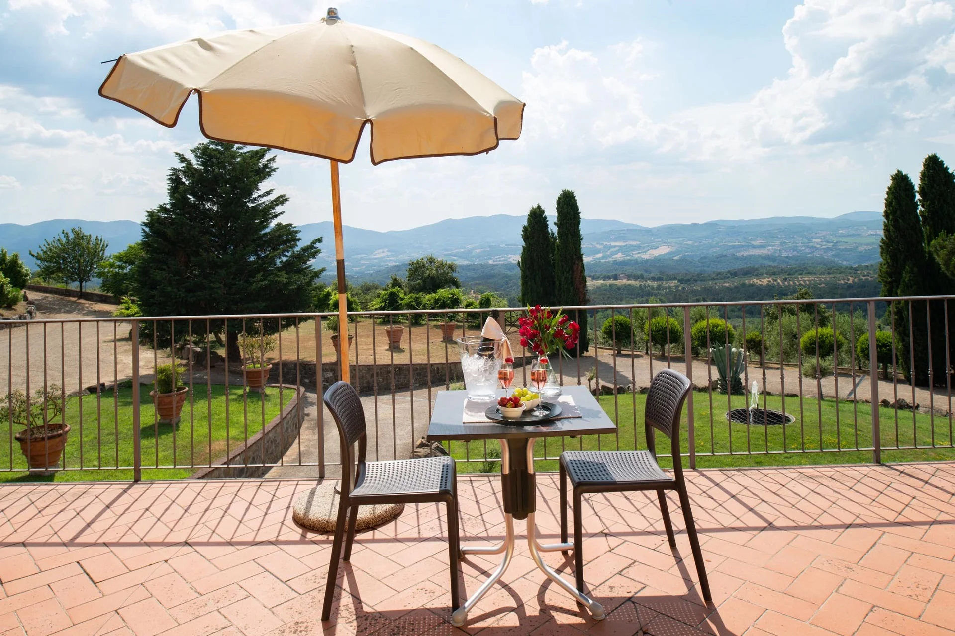 4* hotel u Florencie: snídaně či polopenze, v létě bazén, možnost projížďky na koni