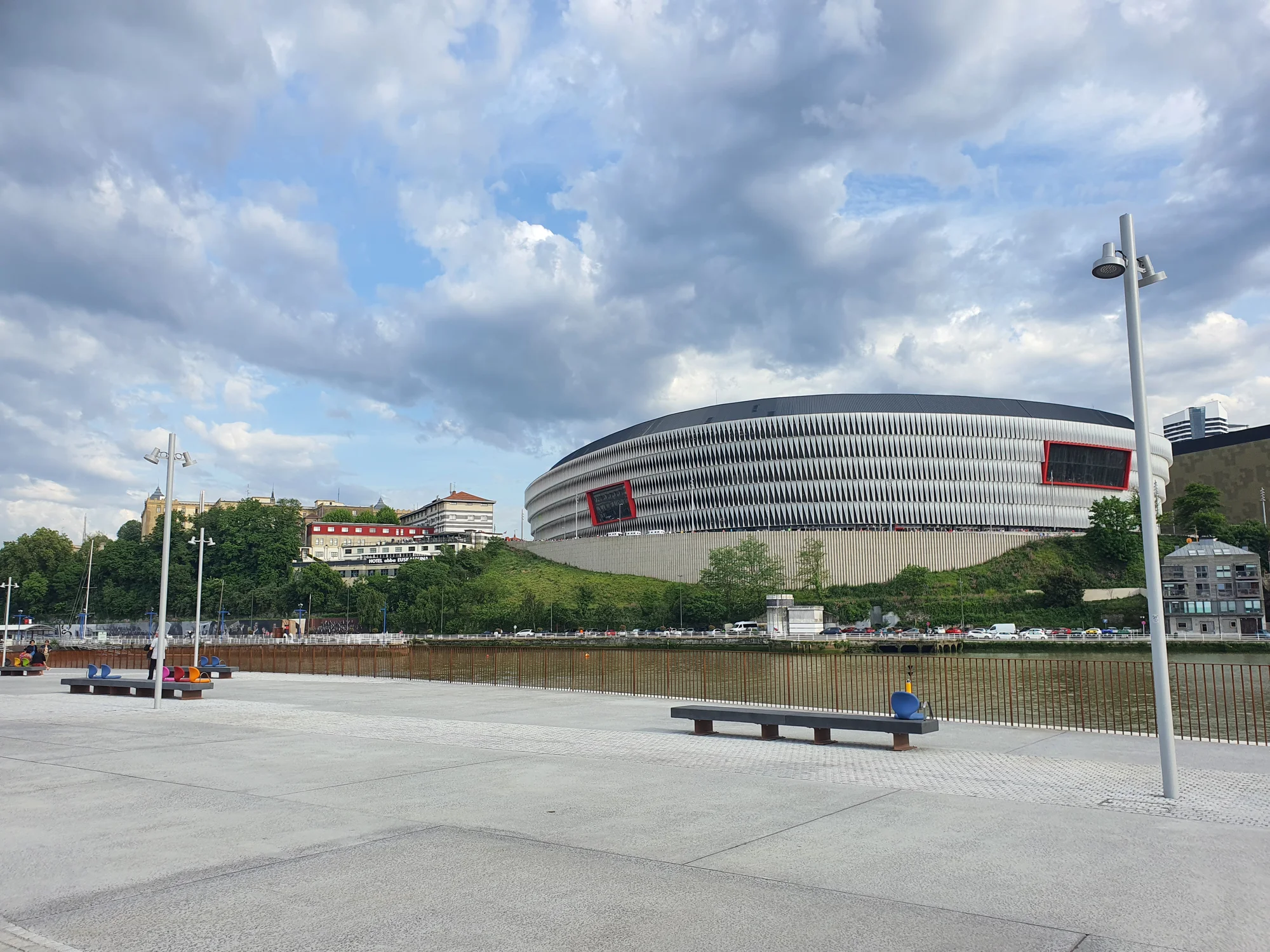 Poznejte španělské Bilbao: moderní 4* hotel v centru města, snídaně, výlety do muzea i na vyhlídku