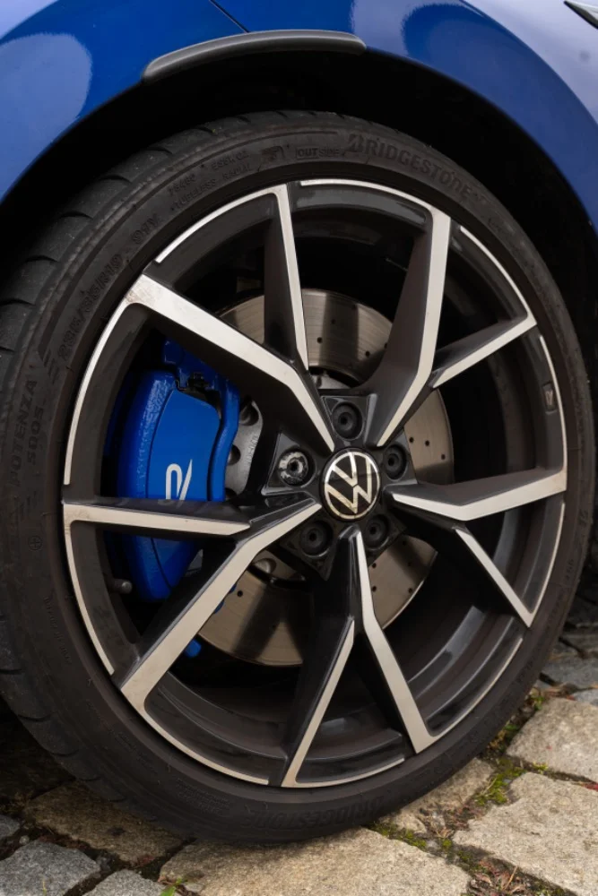 Zážitek za volantem: pronájem vozu Volkswagen Golf 8.5 R na 24 nebo 48 hodin