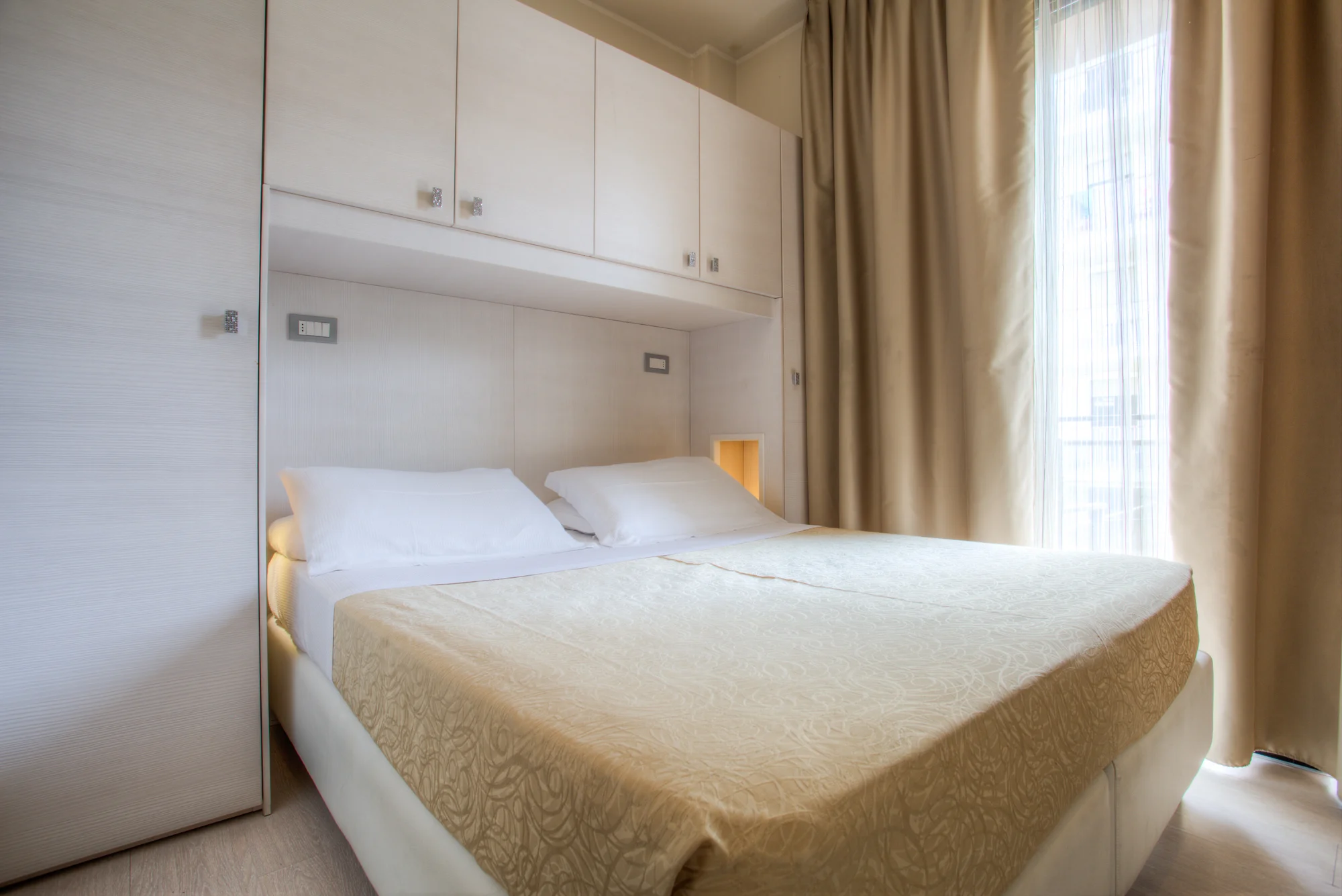 Relax v Rimini: hotel přímo u pláže, snídaně, polopenze nebo plná penze, bazén i wellness