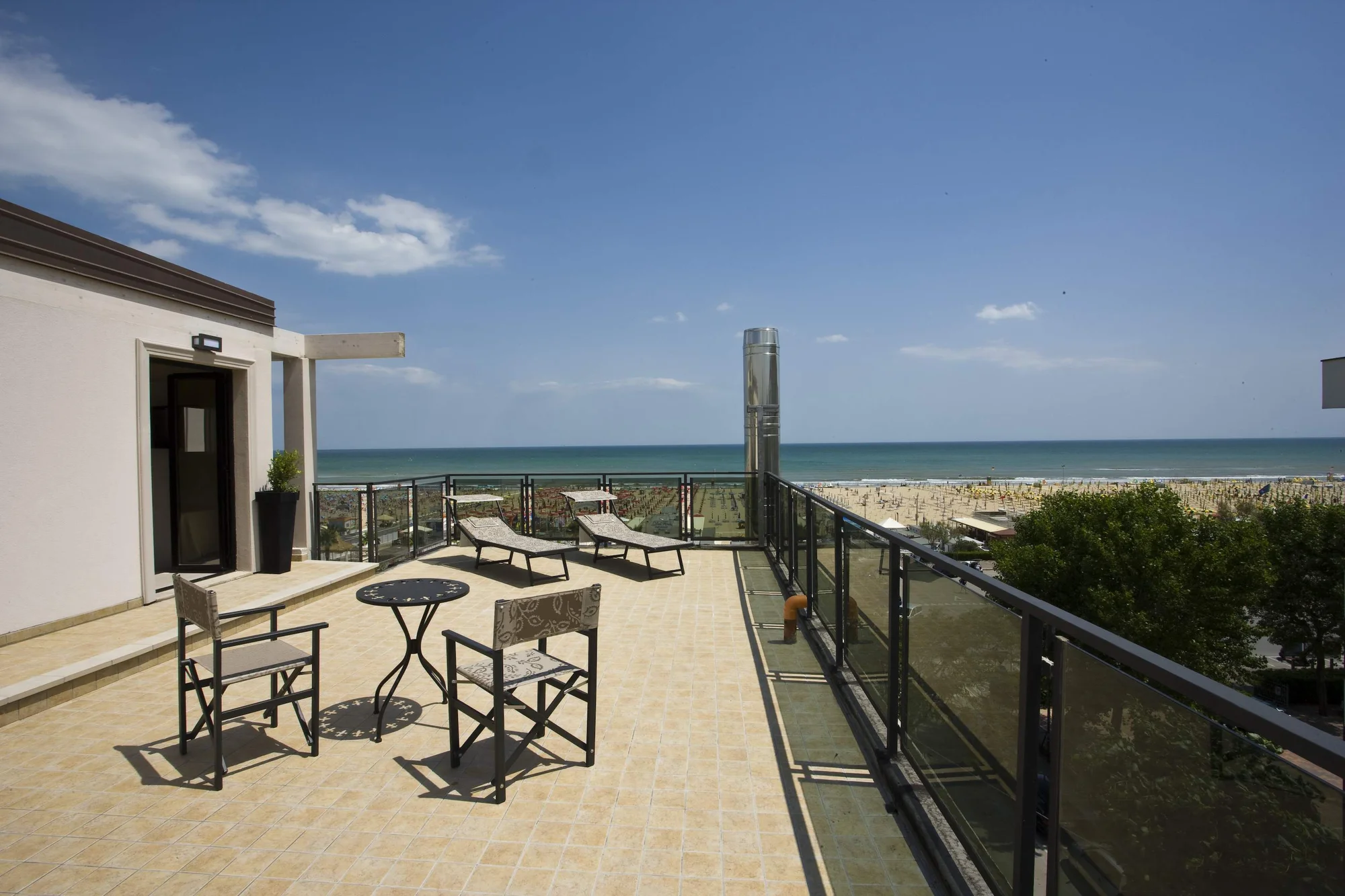 Relax v Rimini: hotel přímo u pláže, snídaně, polopenze nebo plná penze, bazén i wellness