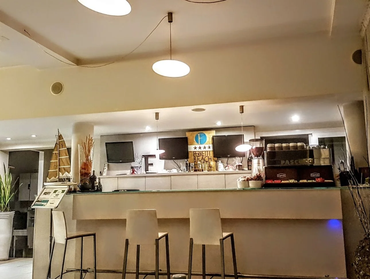 Relax v Rimini: hotel přímo u pláže, snídaně, polopenze nebo plná penze, bazén i wellness