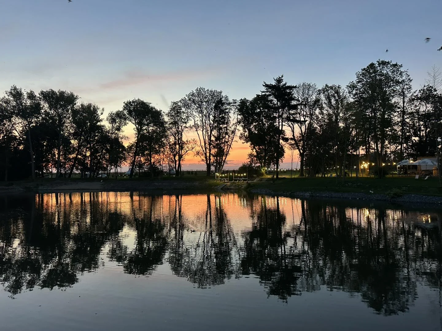 Útulné apartmány na farmě v Posázaví s výhledem na pastviny, vlastní sýrárna i bistro