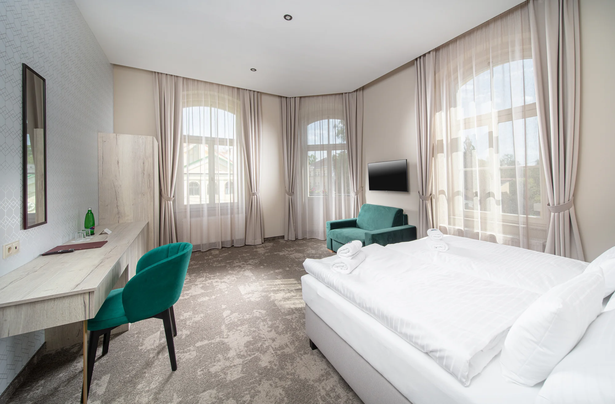 Zrekonstruovaný hotel v centru Františkových Lázní: snídaně či plná penze, bazén i procedury