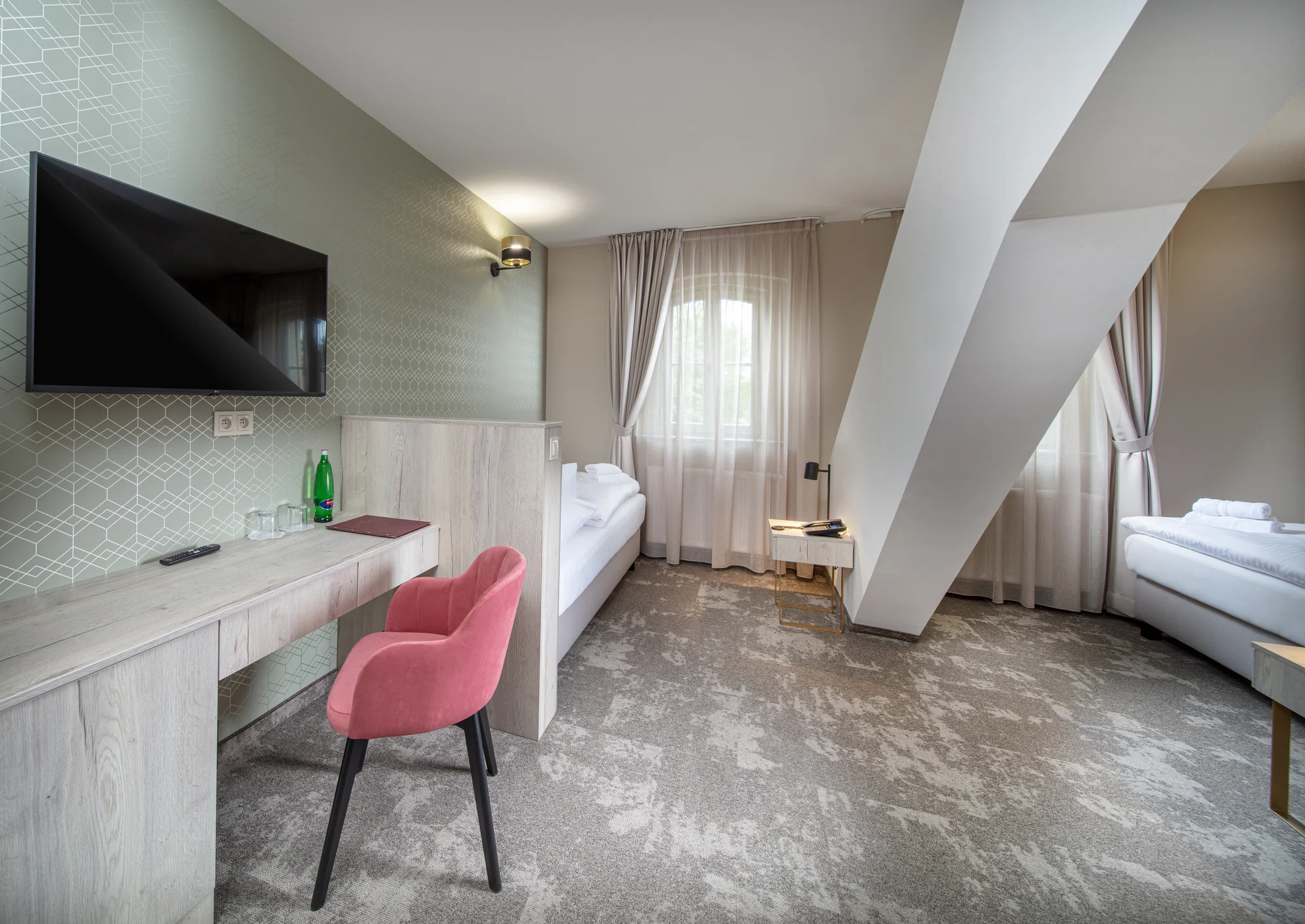 Zrekonstruovaný hotel v centru Františkových Lázní: snídaně či plná penze, bazén i procedury