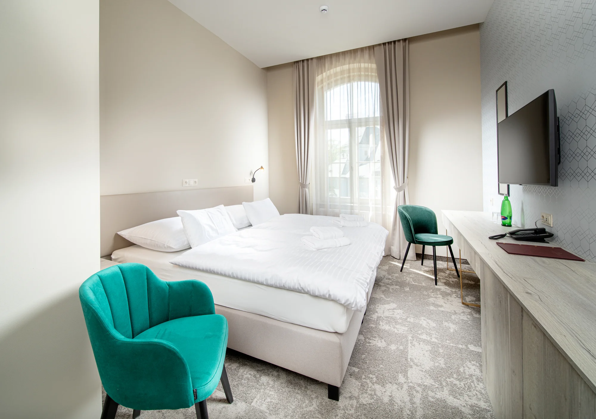 Zrekonstruovaný hotel v centru Františkových Lázní: snídaně či plná penze, bazén i procedury