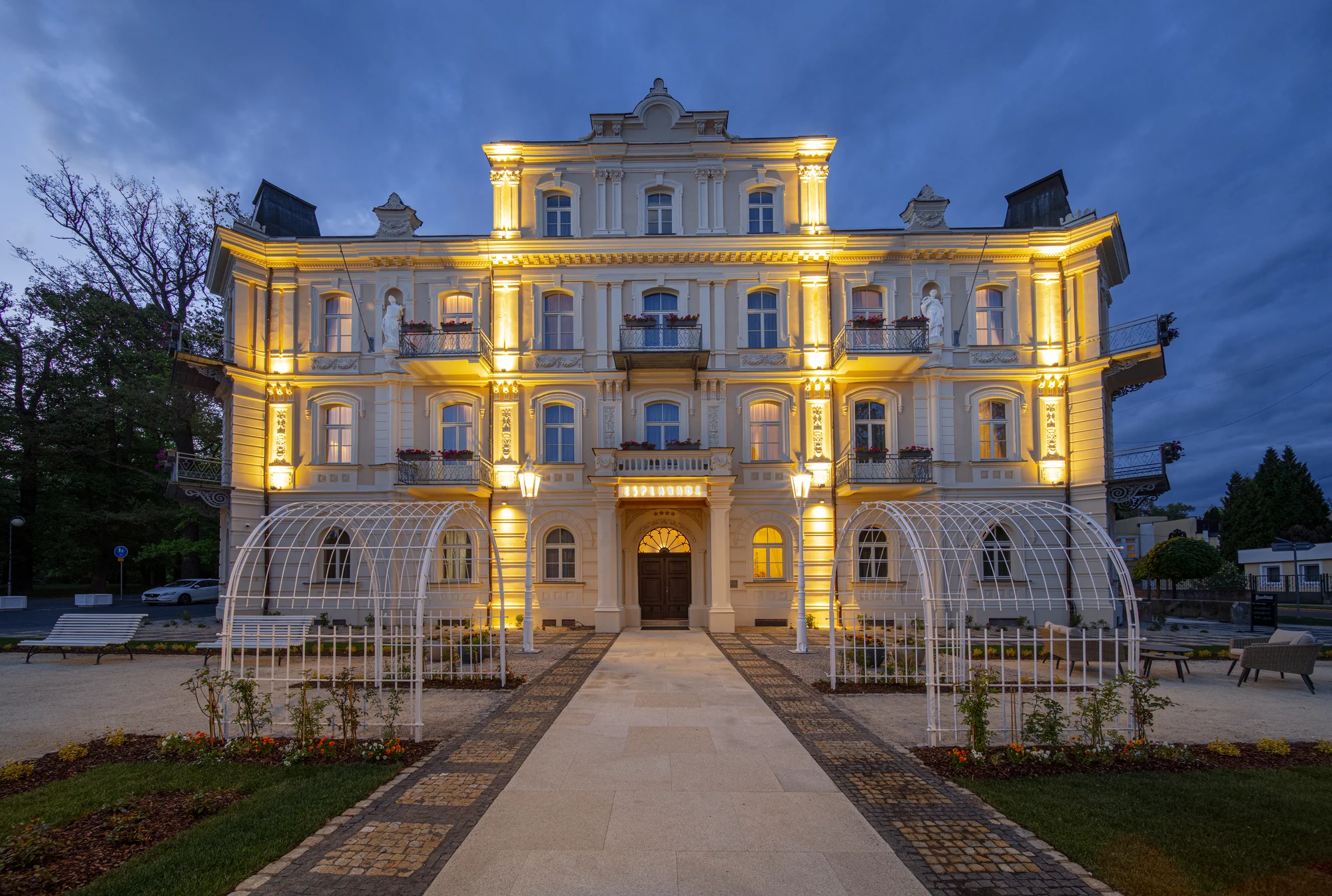 Zrekonstruovaný hotel v centru Františkových Lázní: snídaně či plná penze, bazén i procedury