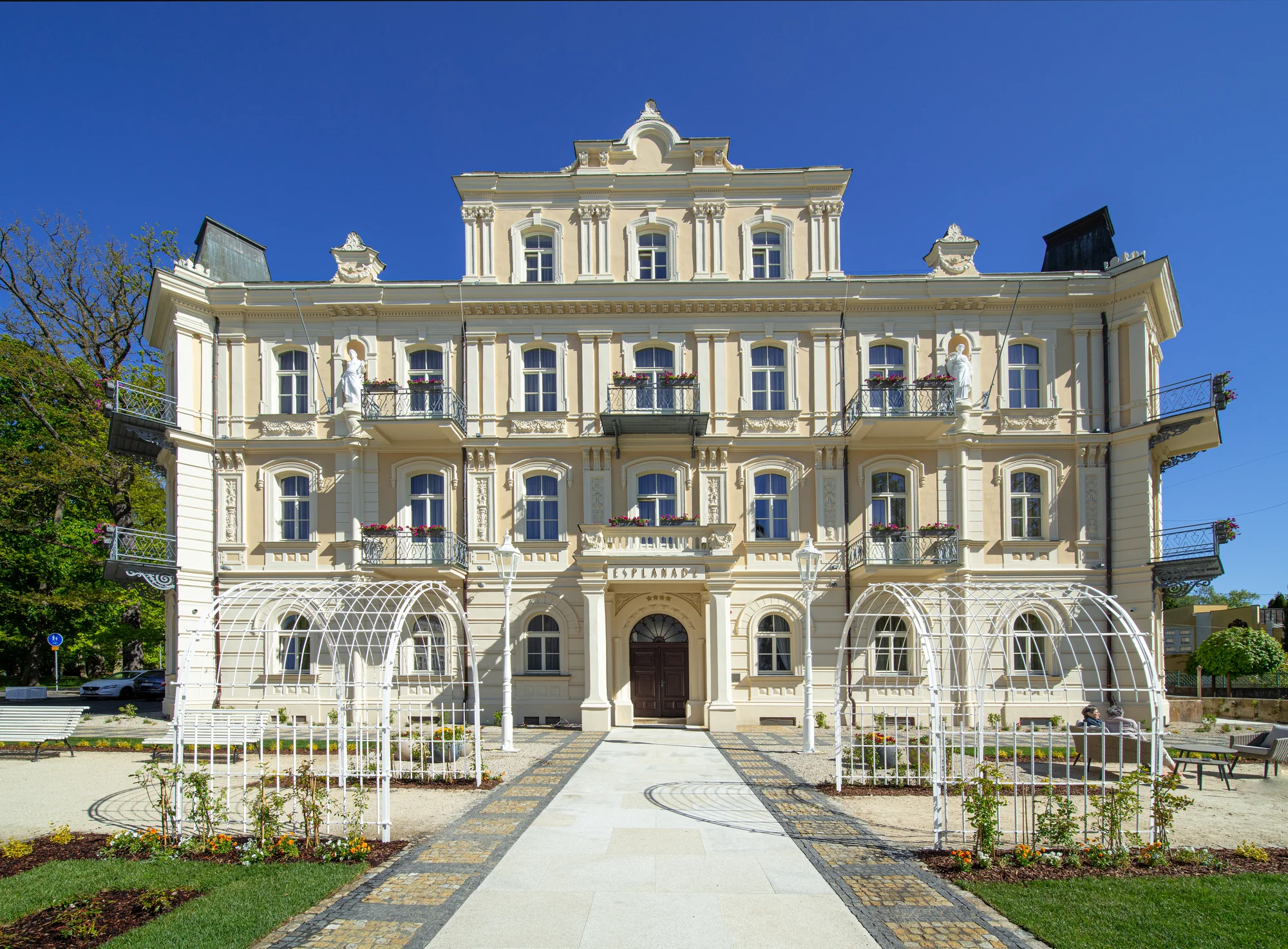 Zrekonstruovaný hotel v centru Františkových Lázní: snídaně či plná penze, bazén i procedury