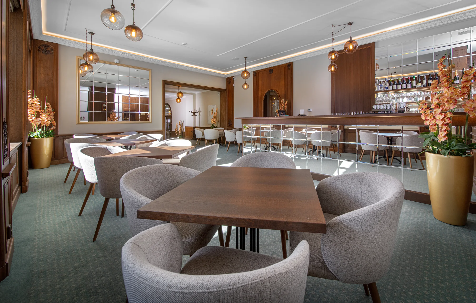 Zrekonstruovaný hotel v centru Františkových Lázní: snídaně či plná penze, bazén i procedury