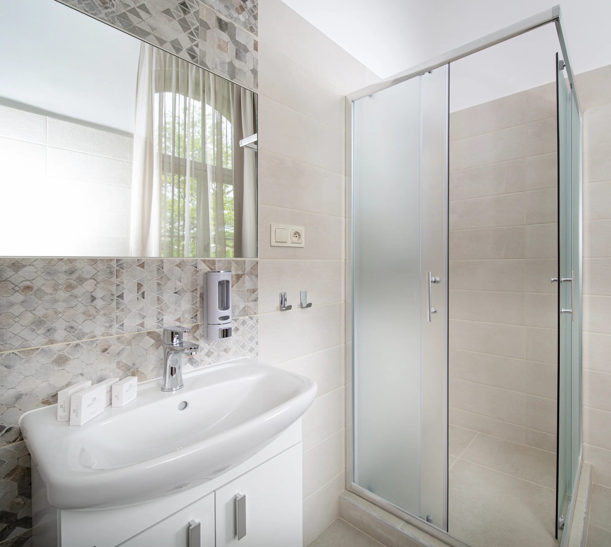 Zrekonstruovaný hotel v centru Františkových Lázní: snídaně či plná penze, bazén i procedury