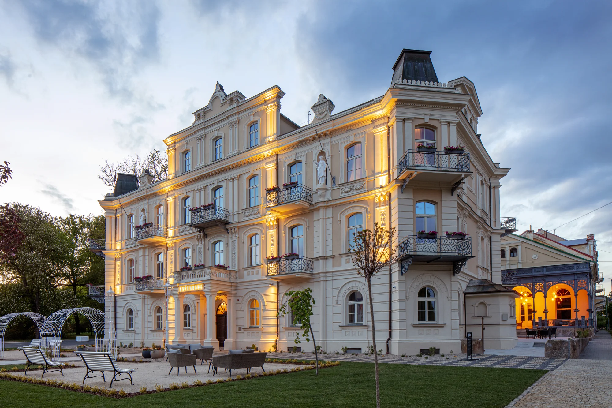 Zrekonstruovaný hotel v centru Františkových Lázní: snídaně či plná penze, bazén i procedury