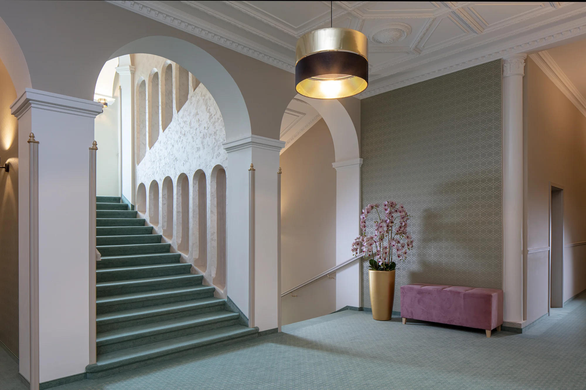 Zrekonstruovaný hotel v centru Františkových Lázní: snídaně či plná penze, bazén i procedury