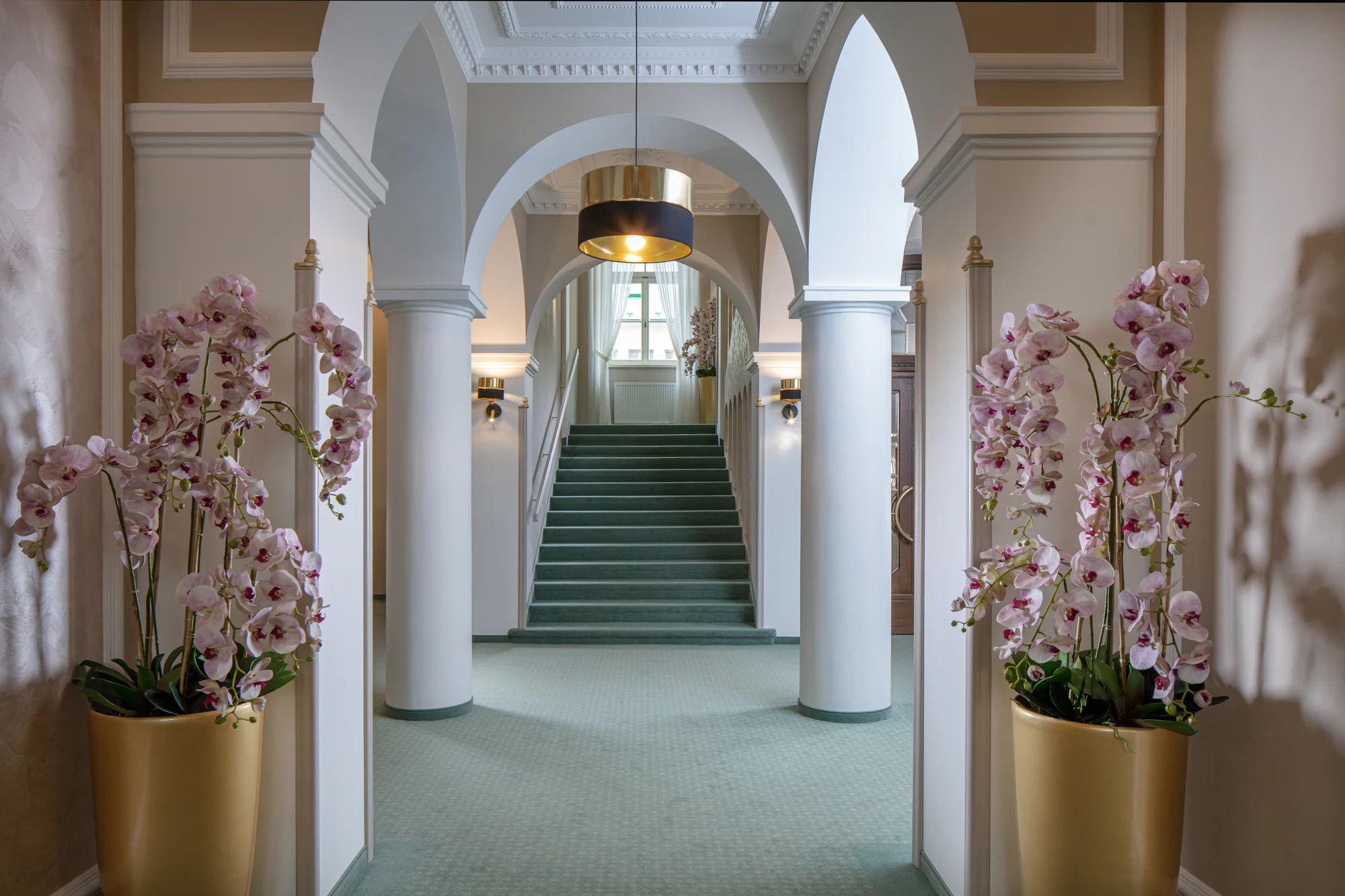 Zrekonstruovaný hotel v centru Františkových Lázní: snídaně či plná penze, bazén i procedury