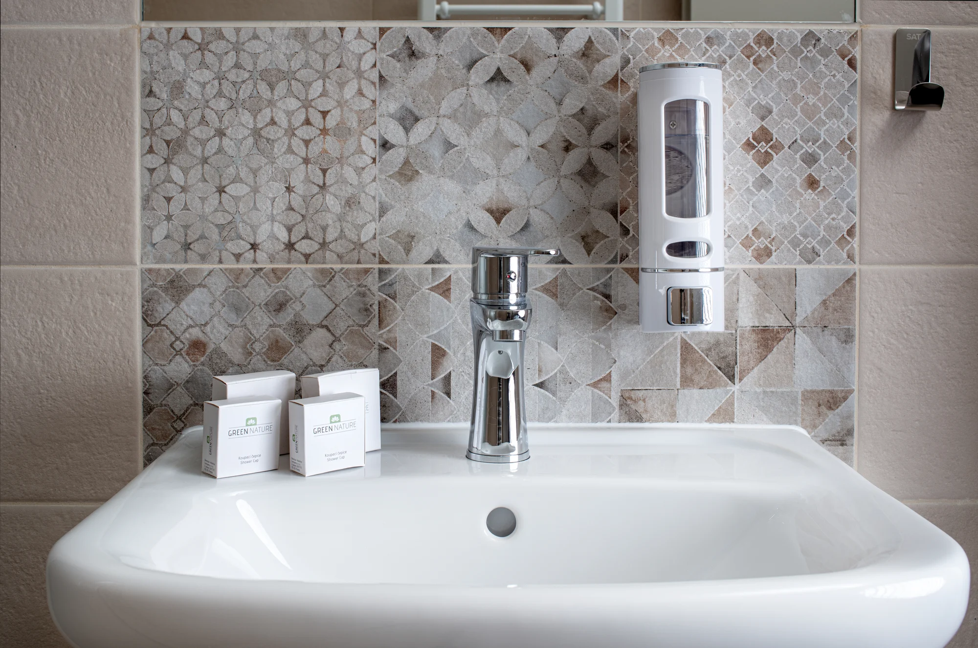 Zrekonstruovaný hotel v centru Františkových Lázní: snídaně či plná penze, bazén i procedury