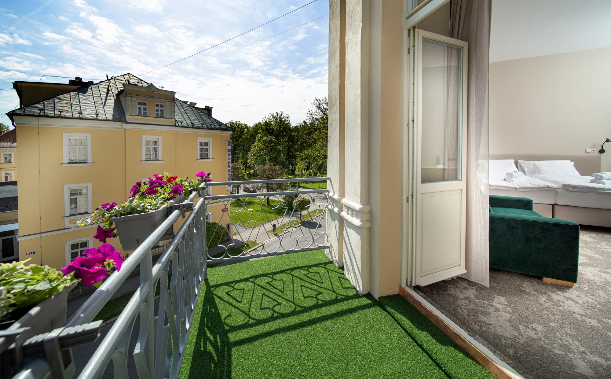 Zrekonstruovaný hotel v centru Františkových Lázní: snídaně či plná penze, bazén i procedury