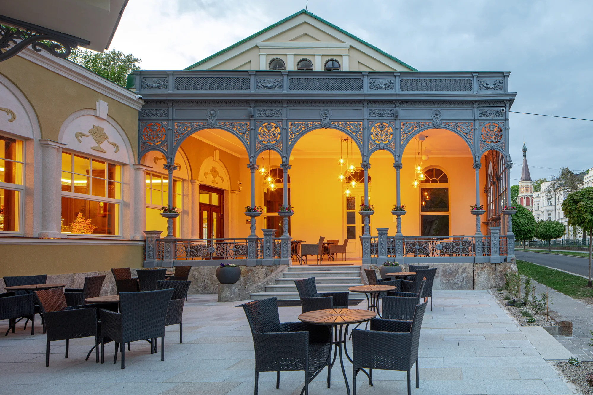 Zrekonstruovaný hotel v centru Františkových Lázní: snídaně či plná penze, bazén i procedury