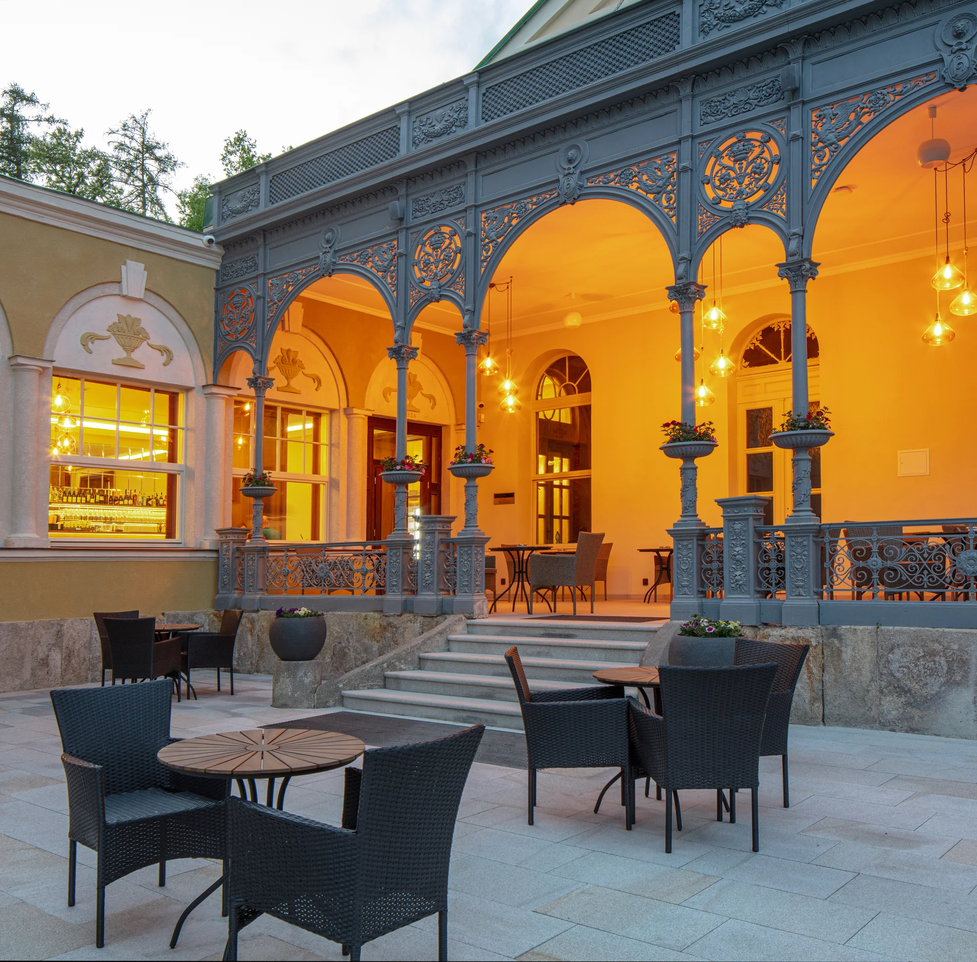 Zrekonstruovaný hotel v centru Františkových Lázní: snídaně či plná penze, bazén i procedury