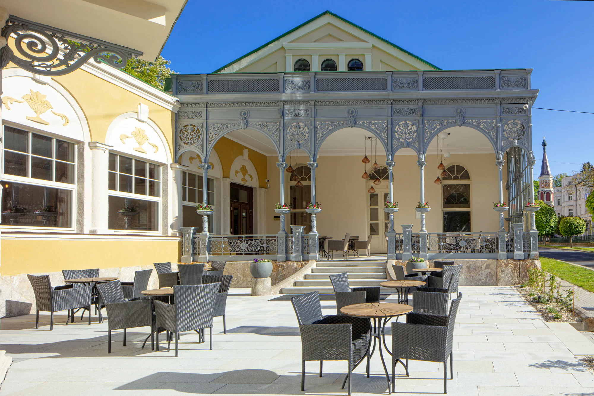 Zrekonstruovaný hotel v centru Františkových Lázní: snídaně či plná penze, bazén i procedury