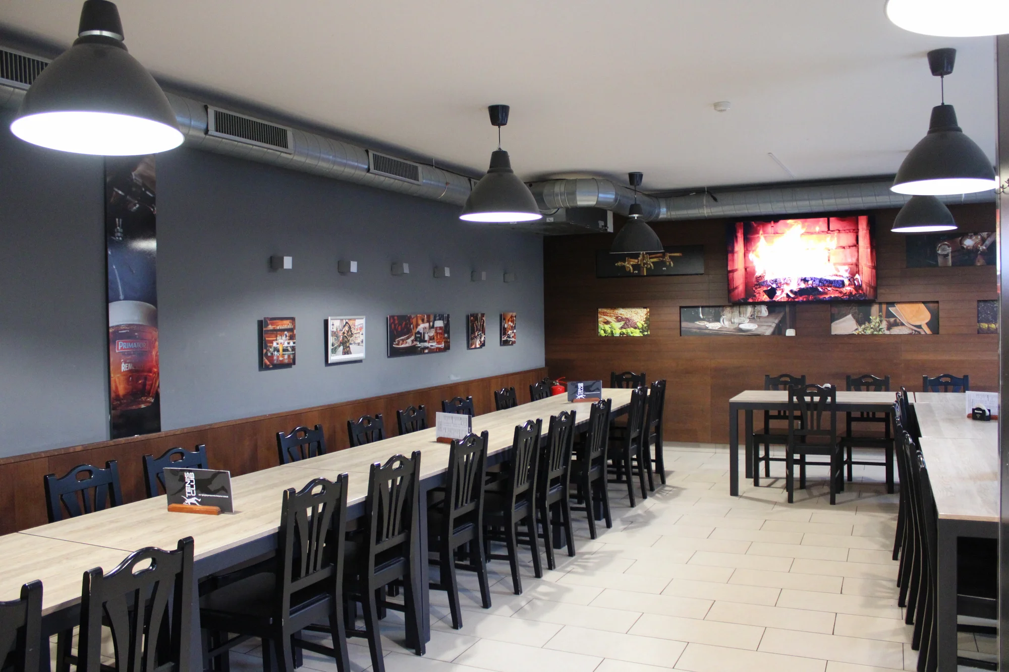 Hostina pro milovníky vepřového: pečené koleno nebo žebra a tankové pivo pro 2 osoby