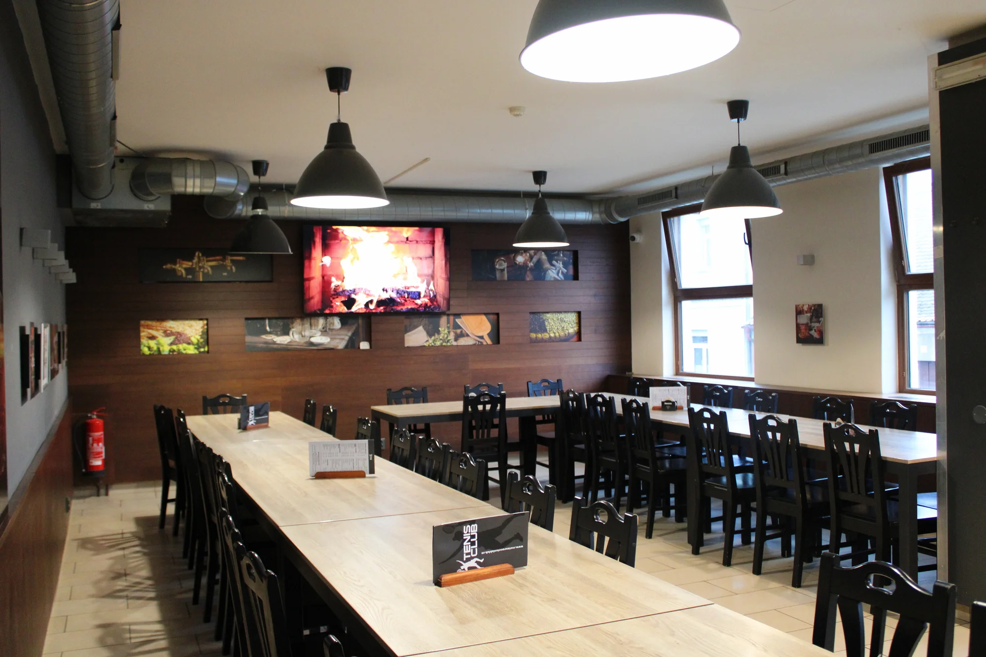 Hostina pro milovníky vepřového: pečené koleno nebo žebra a tankové pivo pro 2 osoby