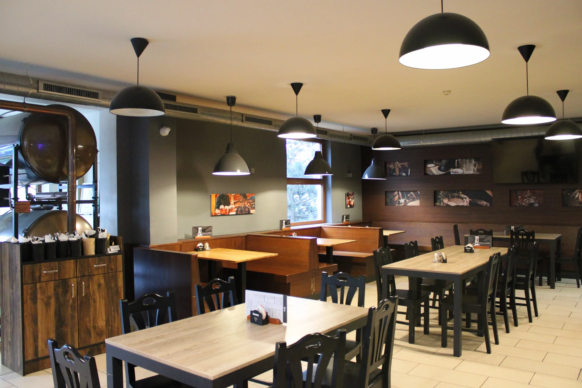 Hostina pro milovníky vepřového: pečené koleno nebo žebra a tankové pivo pro 2 osoby