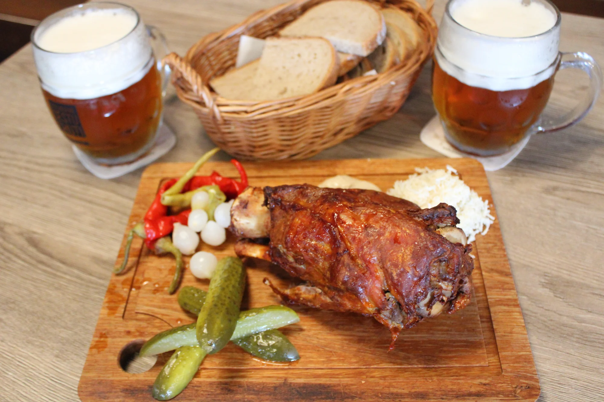 Hostina pro milovníky vepřového: pečené koleno nebo žebra a tankové pivo pro 2 osoby