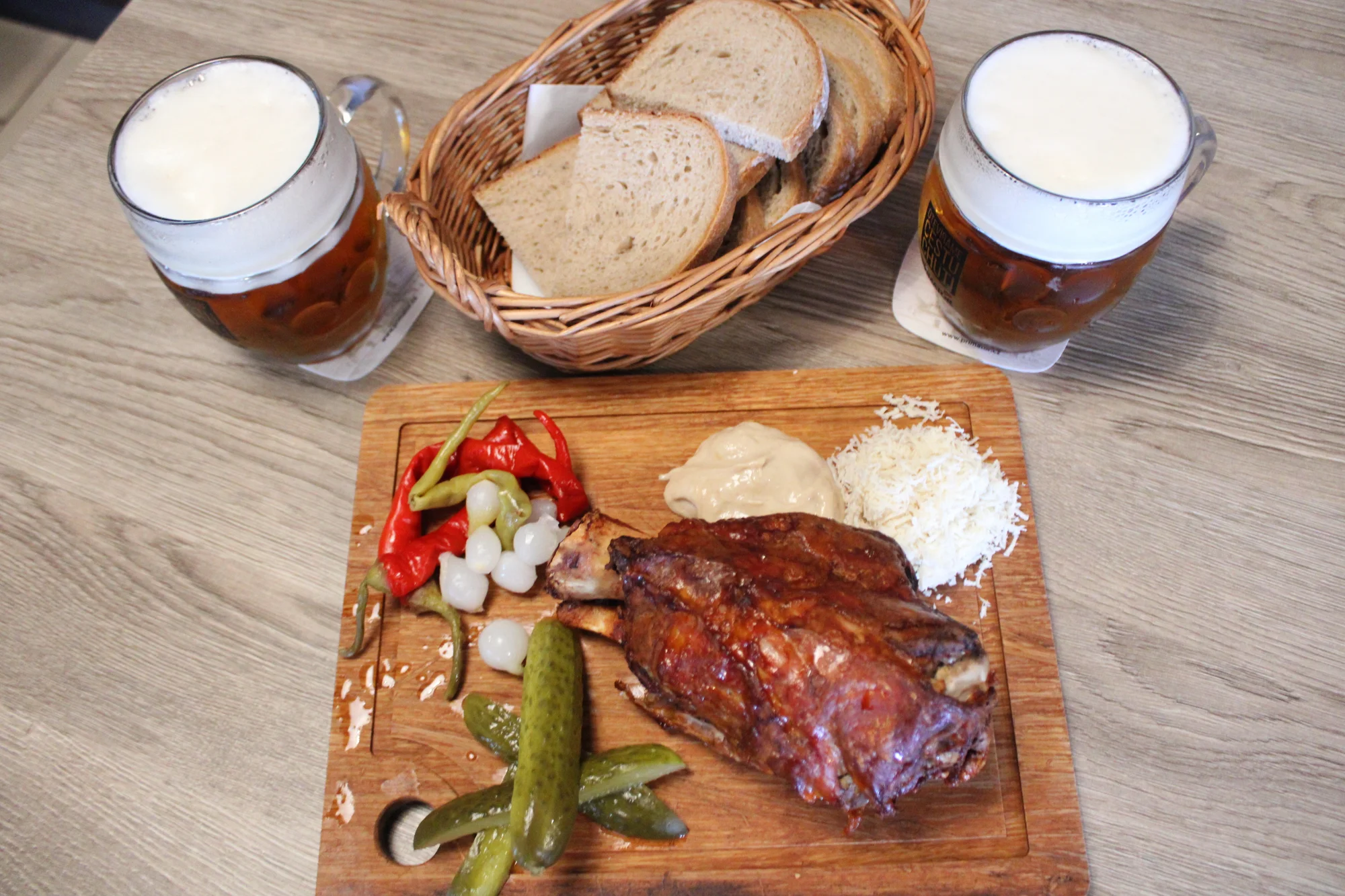 Hostina pro milovníky vepřového: pečené koleno nebo žebra a tankové pivo pro 2 osoby