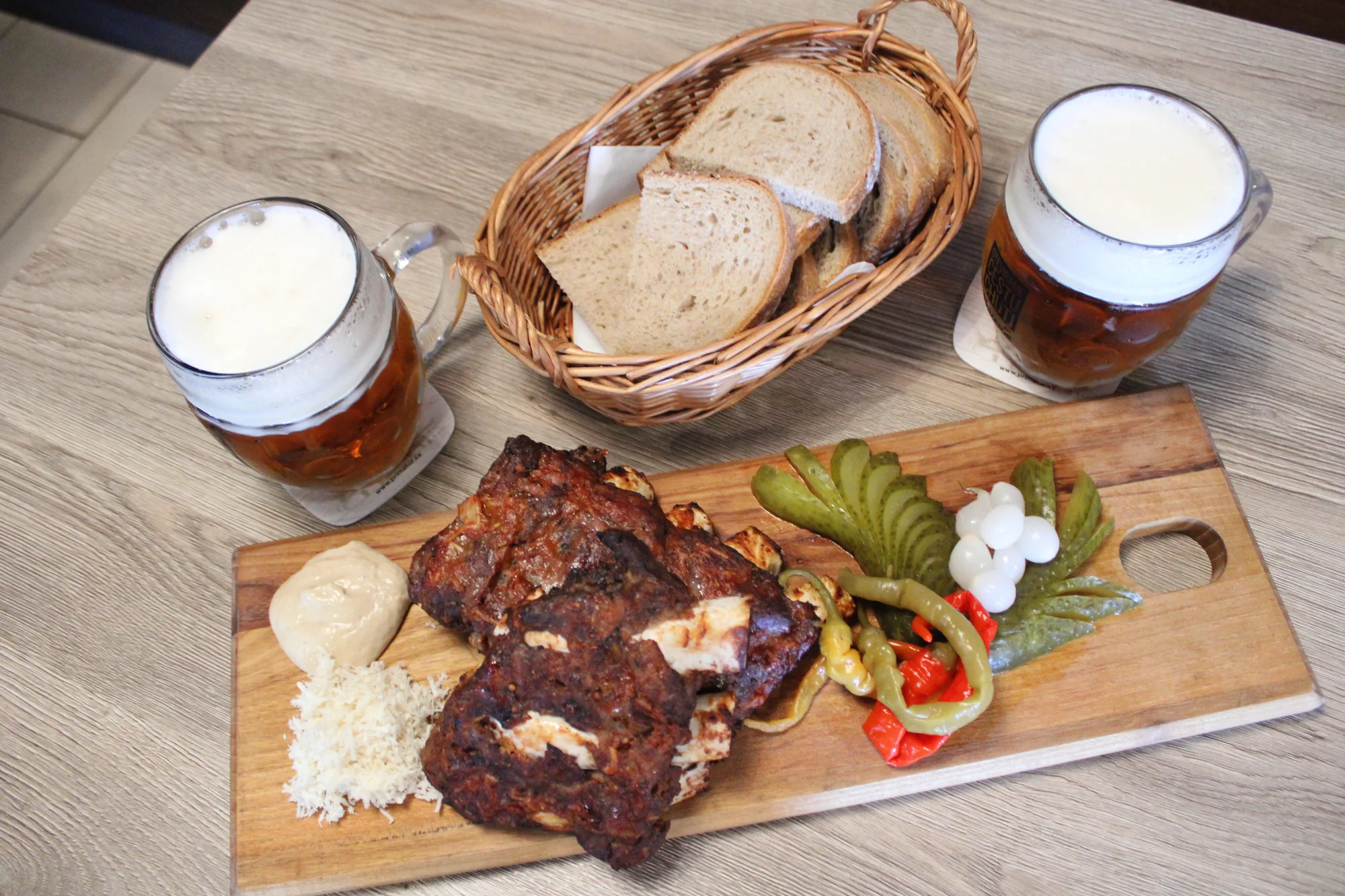 Hostina pro milovníky vepřového: pečené koleno nebo žebra a tankové pivo pro 2 osoby