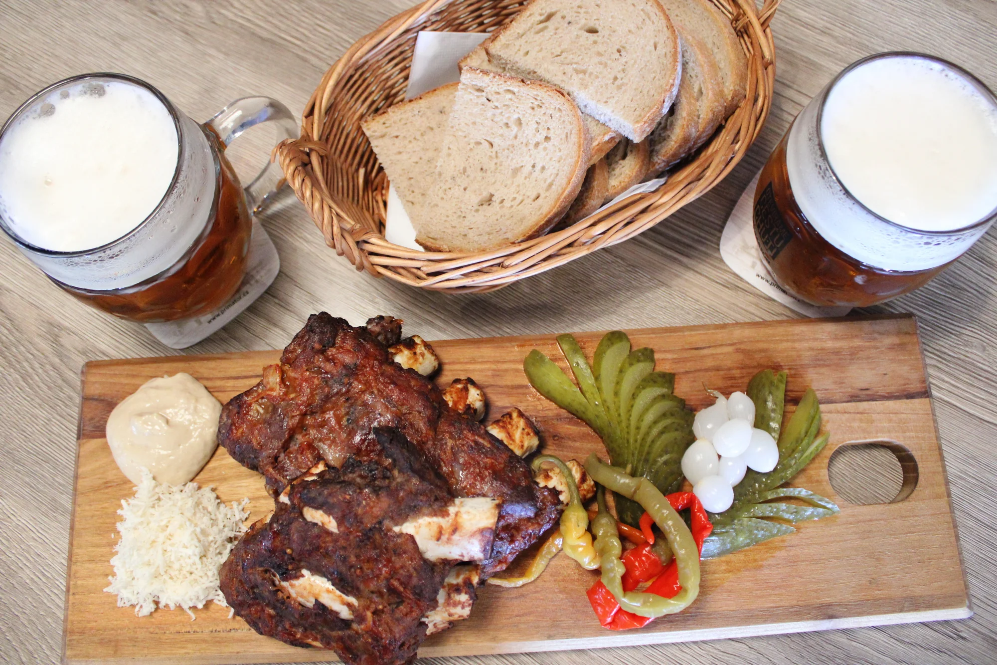 Hostina pro milovníky vepřového: pečené koleno nebo žebra a tankové pivo pro 2 osoby