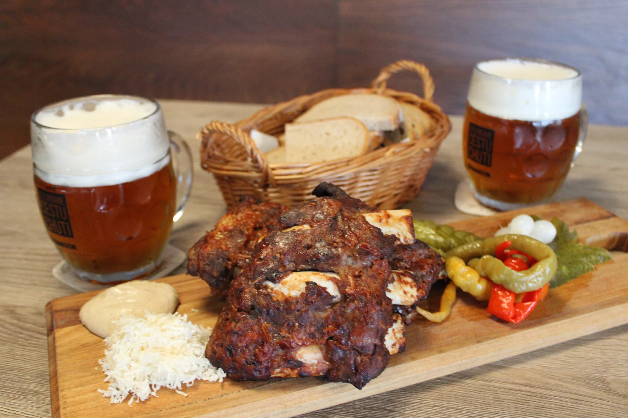 Hostina pro milovníky vepřového: pečené koleno nebo žebra a tankové pivo pro 2 osoby