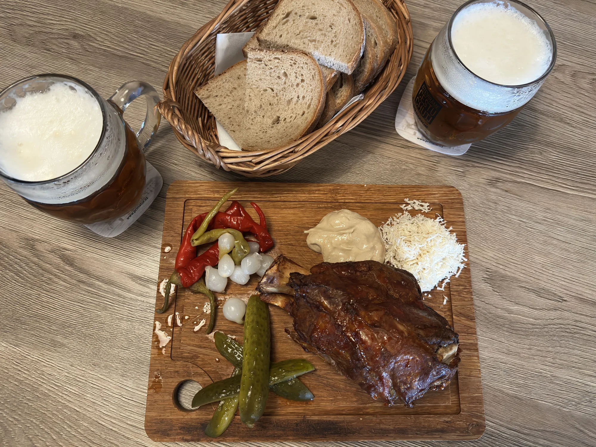 Hostina pro milovníky vepřového: pečené koleno nebo žebra a tankové pivo pro 2 osoby