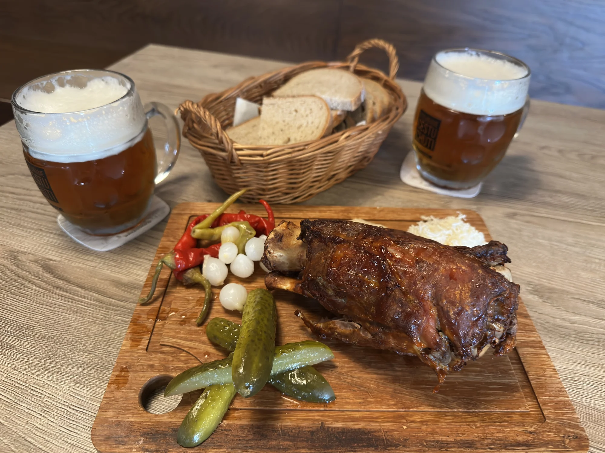 Hostina pro milovníky vepřového: pečené koleno nebo žebra a tankové pivo pro 2 osoby