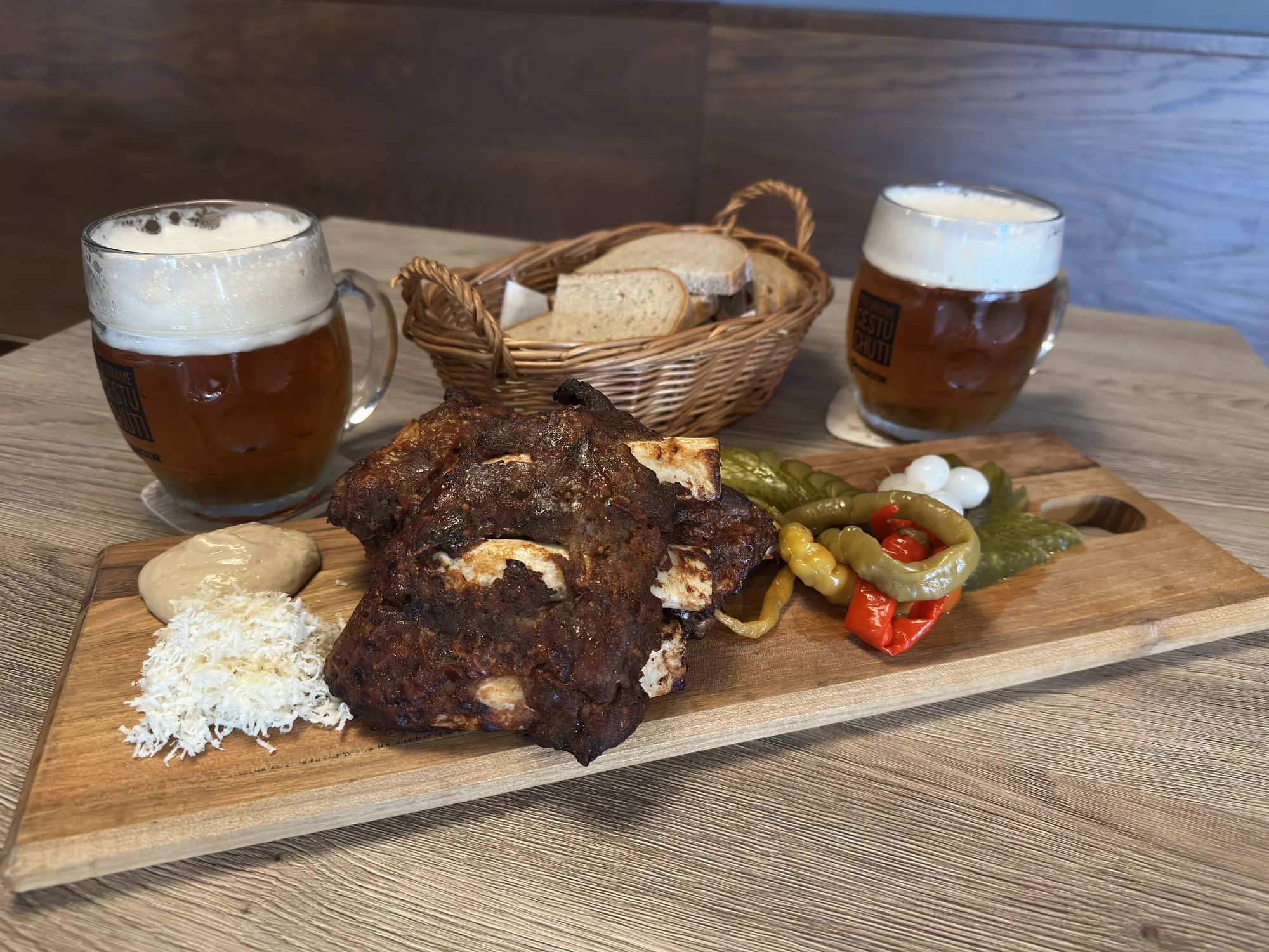 Hostina pro milovníky vepřového: pečené koleno nebo žebra a tankové pivo pro 2 osoby