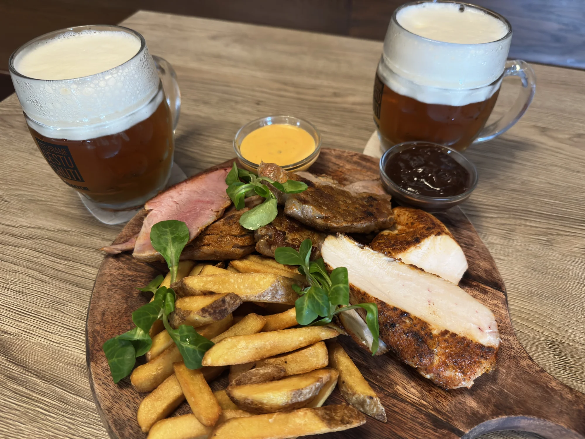 Vepřová panenka nebo masové prkno s pivem pro 2 osoby: krkovička, kuřecí i svíčková