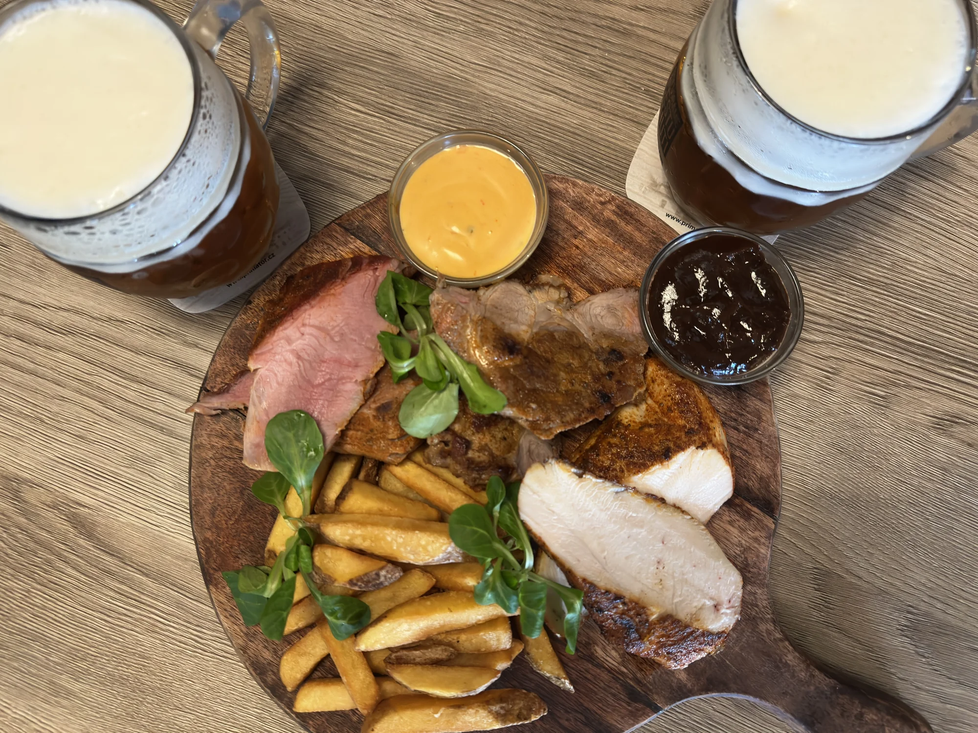 Vepřová panenka nebo masové prkno s pivem pro 2 osoby: krkovička, kuřecí i svíčková