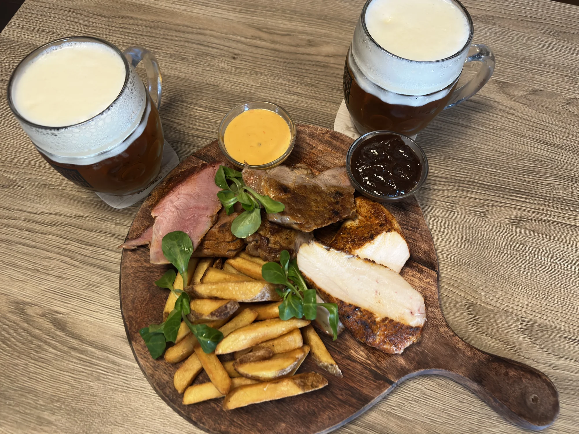 Vepřová panenka nebo masové prkno s pivem pro 2 osoby: krkovička, kuřecí i svíčková