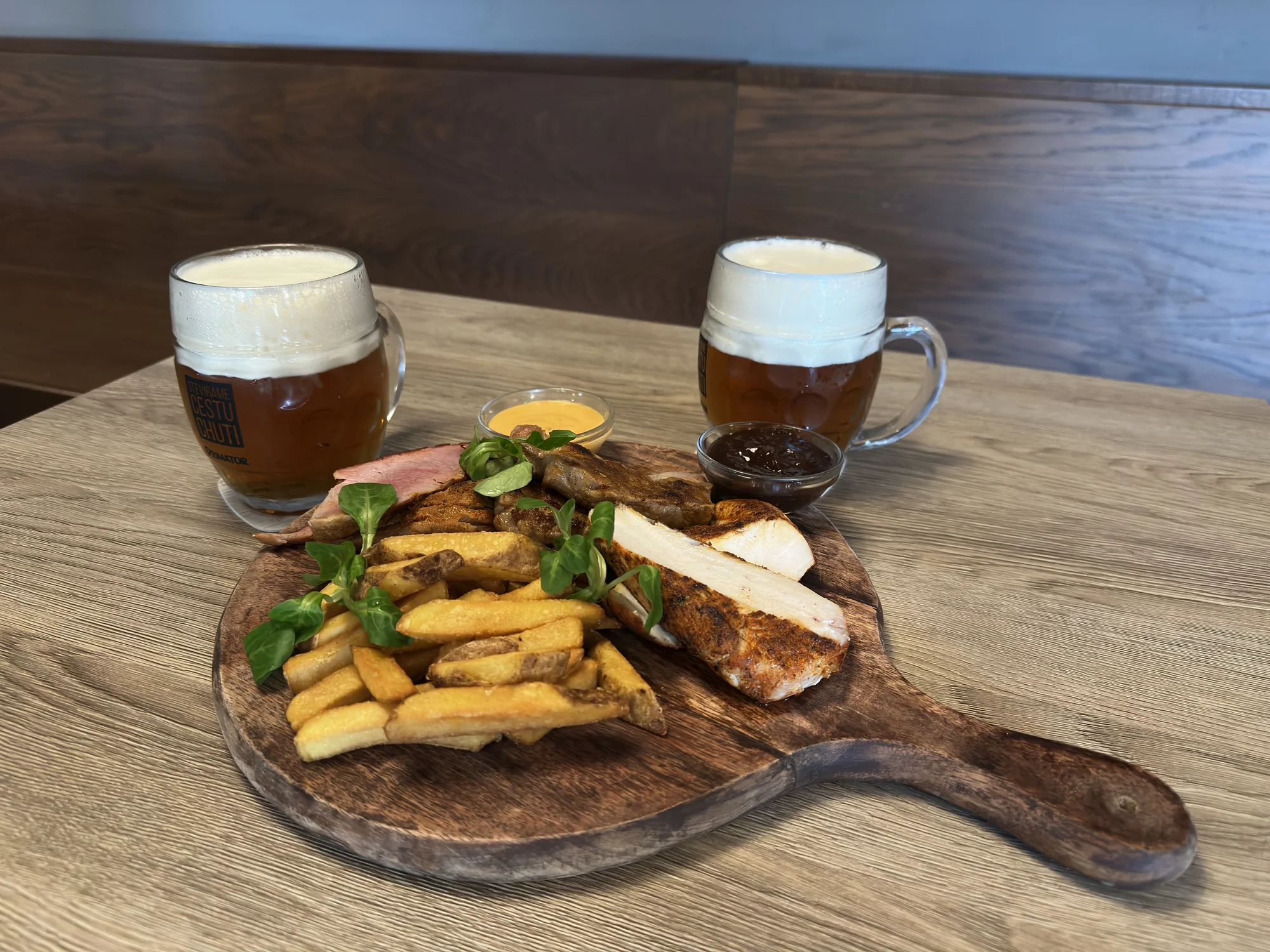 Vepřová panenka nebo masové prkno s pivem pro 2 osoby: krkovička, kuřecí i svíčková